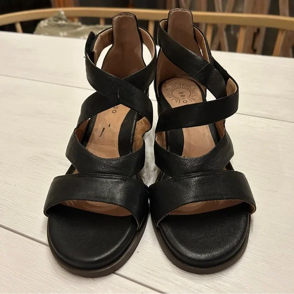 Brioso Verandah Leather Block Heel Sandals, size 8 - Picture 3 of 8